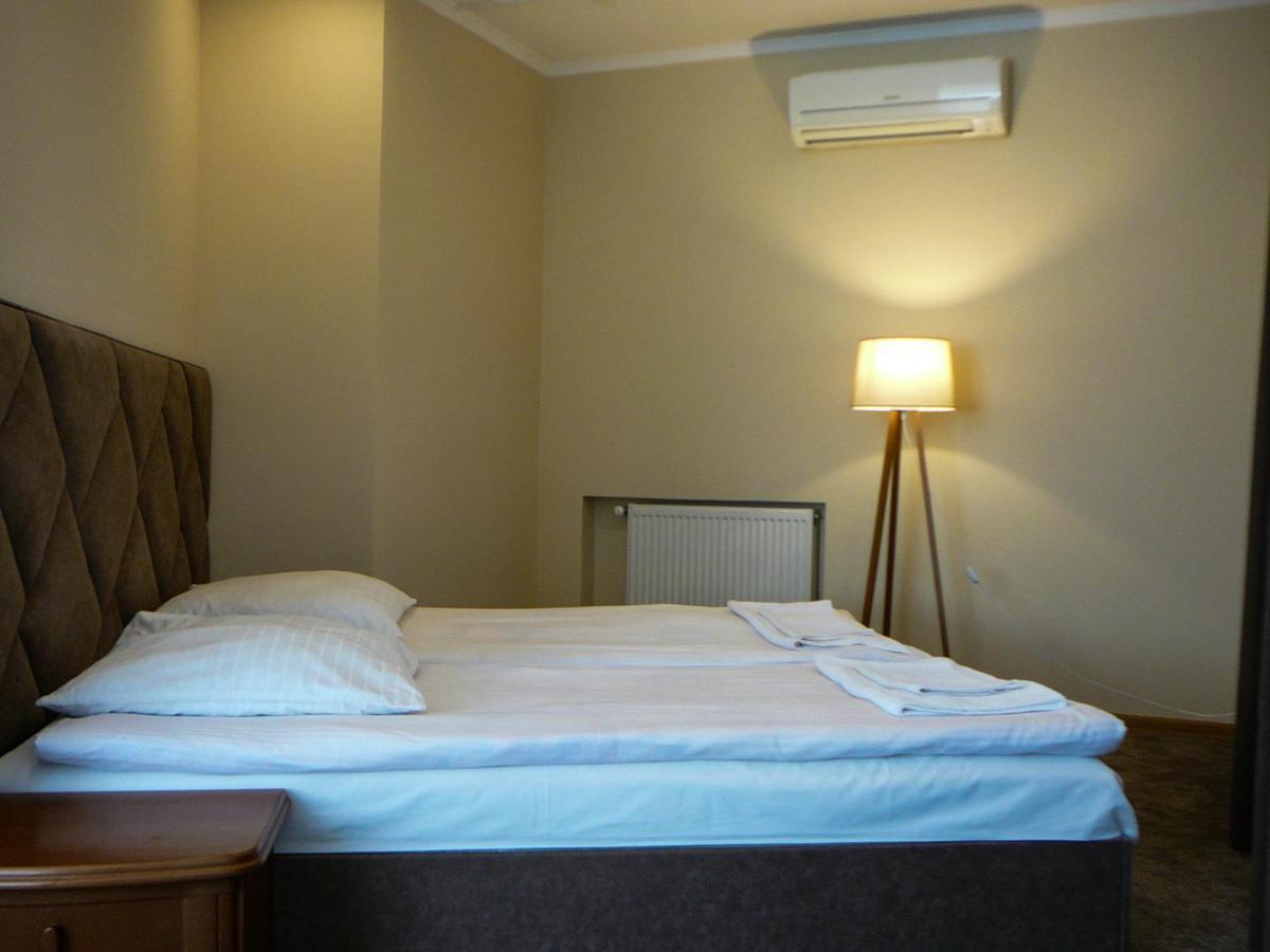 Eduard Hotel Uzhhorod Exterior photo